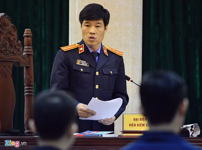 Trong phần đối đáp với luật sư, đại diện VKS khẳng định vụ án này Nguyễn Mạnh Tường giữ vai trò chủ mưu còn Khánh là đồng phạm giúp sức tích cực. Người giữ quyền công tố tại tòa nói: "Qua các lời khai cho thấy chị Huyền chết trong thẩm mỹ viện Cát Tường, nguyên nhân tử vong do bác sĩ Tường thực hiện hút mỡ bụng gây ra".