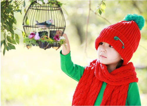 Ngoài ra, bố mẹ cũng đừng quên tất chân, tất tay, mũ len và khăn quàng cổ cho trẻ. Có thể dùng loại mềm mỏng để trẻ không bị nóng nhưng cũng không nên để các bộ phận nhạy gió của cơ thể nhiễm lạnh.