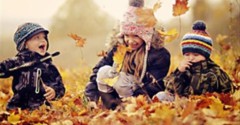 Nhiệt độ. Không phải ngày nào cũng cho trẻ ra ngoài mới là tốt. Mùa đông, có những đợt nhiệt độ giảm mạnh dưới 10oC, nếu để trẻ bên ngoài lúc này là hoàn toàn không nên chút nào. Chỉ nên cho trẻ đi chơi khi nhiệt độ ngoài trời trên 15oC, trời không mưa ẩm ướt, lạnh buốt.