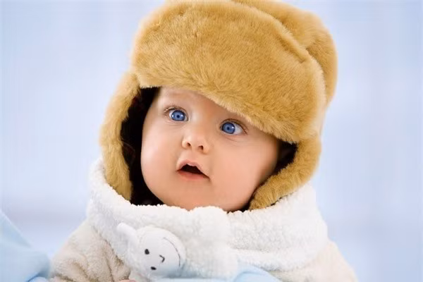 Địa điểm. Những nơi có không khí trong lành, sạch sẽ và thoáng sẽ tốt cho trẻ. Trong mùa đông, không cần đến những nơi quá nhiều cây cối trẻ sẽ thấy lạnh hơn. Chỉ cần một nơi không ồn ào, ô nhiễm, khói bụi là được.