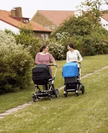 Luôn cho bé nằm trong xe đẩy. Bên cạnh mặc quần áo đủ ấm thì cho bé nằm trong xe đẩy cũng giúp bé tránh gió lạnh. Nếu bạn phải dừng lại một thời gian, nên kéo miếng che trên mui xe đẩy để bảo vệ bé trước thời tiết lạnh.