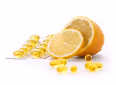 Dưỡng ẩm cho da với vitamin và khoáng chất: Sử dụng tinh chất ampoule giàu vitamin nhằm làm chậm quá trình lão hóa, tăng lượng collagen, làm mờ các vết thâm trên da.