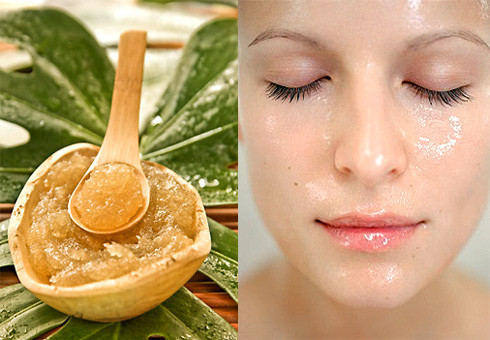 Mặt nạ tự chế. Sử dụng khăn mặt nóng đắp lên mặt (hoặc bạn có thể sử dụng máy xông hơi) để giúp cho lỗ chân lông được giãn nở trước khi đắp mặt nạ. Điều này sẽ giúp lưu thông máu cũng như giúp làn da dễ dàng hấp thụ các dưỡng chất.