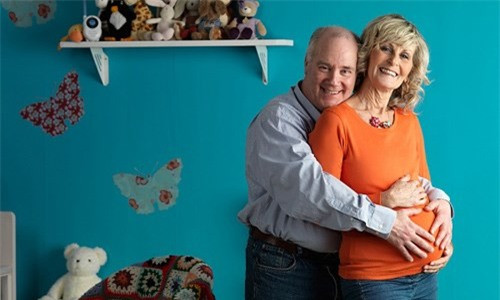 Tuổi của cha mẹ ảnh hưởng đến chỉ số thông minh của trẻ. Nghiên cứu của một trường đại học ở Queensland, Úc đã cho thấy nếu bố có độ tuổi từ 40 trở lên sẽ khiến cho bé có nguy cơ cao hơn bị mắc các bệnh như tâm thần phân liệt, tự kỷ và hội chứng gây ra những bất thường trên khuôn mặt và hộp sọ. Họ cũng phát hiện ra rằng những bé có bố lớn tuổi đạt điểm thấp hơn trong các bài kiểm tra trí thông minh trên tiêu chí sự tập trung, trí nhớ, khả năng lý luận và kỹ năng đọc.