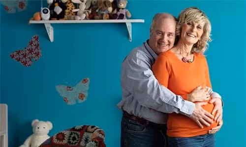 Tuổi của cha mẹ ảnh hưởng đến chỉ số thông minh của trẻ. Nghiên cứu của một trường đại học ở Queensland, Úc đã cho thấy nếu bố có độ tuổi từ 40 trở lên sẽ khiến cho bé có nguy cơ cao hơn bị mắc các bệnh như tâm thần phân liệt, tự kỷ và hội chứng gây ra những bất thường trên khuôn mặt và hộp sọ. Họ cũng phát hiện ra rằng những bé có bố lớn tuổi đạt điểm thấp hơn trong các bài kiểm tra trí thông minh trên tiêu chí sự tập trung, trí nhớ, khả năng lý luận và kỹ năng đọc.