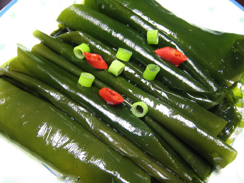 Lười bổ sung i-ốt. Cơ thể của phụ nữ mang thai bị thiếu i-ốt dễ bị ảnh hưởng đến sự tổng hợp hormone tuyến giáp, từ đó khiến bộ não thai nhi kém phát triển. Tuyến giáp chịu trách nhiệm về ngôn ngữ, thính giác và tinh thần của đứa trẻ. Nếu hormone tuyến giáp không được hoạt động tốt, chúng sẽ dẫn đến sự ra đời của những đứa trẻ tăng trưởng chậm, không biết phản ứng, thậm chí điếc, rối loạn tâm thần…hay còn gọi là bệnh Down.