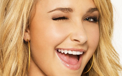 Tạo hình môi cười. Phẫu thuật “môi cười”: Bắt đầu xuất hiện từ nửa cuối 2013 nhưng cho đến 2014 phẫu thuật tạo hình môi cười mới thực sự lan rộng được rất nhiều phái đẹp chọn làm vì phương pháp này dễ thực hiện, thay đổi nhỏ nhưng lại tác động lớn đến sự xinh đẹp, hơn nữa phương pháp này còn giúp cho nụ cười trở nên rạng rỡ.