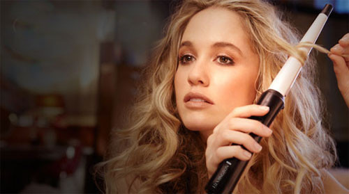 Không sử dụng các dụng cụ làm tóc với nhiệt độ quá cao. Tránh xa các công cụ làm tóc có nhiệt độ cao trong thời gian đầu tiên bạn nhuộm tóc sẽ giúp bạn ngăn ngừa các sắc tố tóc không bị phai. Các công cụ làm tóc như máy sấy, máy duỗi tóc làm tăng tốc độ đổi màu của tóc nhuộm.