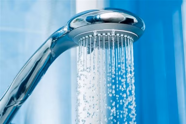 Nên gội đầu dưới vòi hoa sen bằng nước lạnh vì nước nóng dễ làm tóc phai màu nhanh, đồng thời làm mất đi độ bóng đẹp của tóc, trong khi đó nước lạnh sẽ giữ màu tóc nhuộm được lâu hơn.