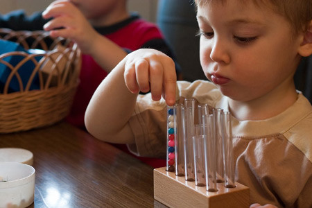 Dạy trẻ học cách chờ đợi. Chờ đợi đương nhiên là sẽ rất sốt ruột và đây là điều mà trẻ không bao giờ thích. Khi trẻ muốn có được một món đồ, bạn có thể đáp ứng nhu cầu đó của con. Tuy nhiên, thay vì đưa ngay cho con thứ bé muốn thì người lớn hãy dạy trẻ học được một điều rằng “mọi thứ có được chẳng bao giờ là dễ dàng và cần phải chờ đợi”.