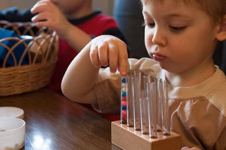 Dạy trẻ học cách chờ đợi. Chờ đợi đương nhiên là sẽ rất sốt ruột và đây là điều mà trẻ không bao giờ thích. Khi trẻ muốn có được một món đồ, bạn có thể đáp ứng nhu cầu đó của con. Tuy nhiên, thay vì đưa ngay cho con thứ bé muốn thì người lớn hãy dạy trẻ học được một điều rằng “mọi thứ có được chẳng bao giờ là dễ dàng và cần phải chờ đợi”.