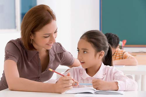 Hãy kể cho trẻ những câu chuyện liên quan đến tính kiên nhẫn. Nên bắt đầu những câu chuyện nho nhỏ về tính kiên nhẫn, cả ở góc độ tích cực lẫn tiêu cực. Chẳng hạn, một con chim làm tổ, trừ lúc tìm mồi, nó liên tục đi nhặt từng sợi rơm, sợi cỏ, vậy chim có đủ rơm để đan thành chiếc tổ không? Một người may áo nhưng chỉ may được một tay áo rồi bỏ làm việc khác, vậy có thành được chiếc áo không? Những câu chuyện như thế sẽ gieo cho trẻ những ấn tượng về ý nghĩa của tính kiên nhẫn cũng như hậu quả của sự thiếu kiên nhẫn.