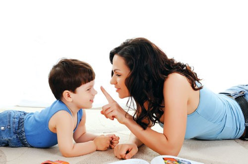 Tạo điều kiện để trẻ kiên nhẫn. Rèn luyện tính kiên nhẫn là cả một quá trình, vì vậy bản thân cha mẹ phải kiên trì theo đuổi sự rèn luyện đó. Trẻ đang làm việc gì đó, hãy cố động viên để trẻ làm cho xong, đừng bảo trẻ làm việc khác. Chẳng hạn, trẻ đang tập viết, bạn đi đâu về có đồ chơi mới, liền gọi trẻ nhận quà, tức thì trẻ sẽ bị món quà mới hấp dẫn, lúc đó bảo trẻ chơi một chút rồi viết bài tiếp e rất khó. Vì vậy, để trẻ làm xong một việc gì đó, với ý thức trách nhiệm cao rồi mới yêu cầu hoặc để trẻ làm việc khác.