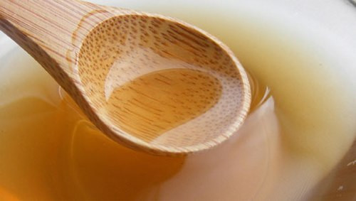 Giặt quần tất đúng cách. Mẹo nhỏ giúp tất bền hơn, nhỏ ít dấm vào nước ấm và ngâm đôi tất đã được giặt sạch, sau khoảng 15 - 20 phút mới đem phơi. Như vậy, các sợi tất sẽ dai hơn và giúp tất đỡ phai màu, lại khử mùi hôi nữa.