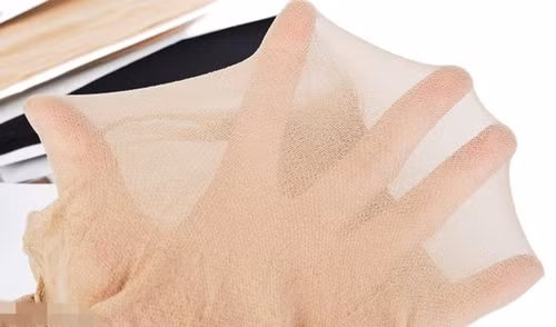 Không vắt tất mà chỉ bóp cho khô. Phơi tất trên bề mặt phẳng và tránh để ánh nắng gắt chiếu thẳng vào. Khi đi tất sun chiều dài của tất thành một hình chữ O bẹp rồi lồng chân vào. Thò ngón tay cái vào bên trong và cùng các ngón tay kia kéo tất lên.