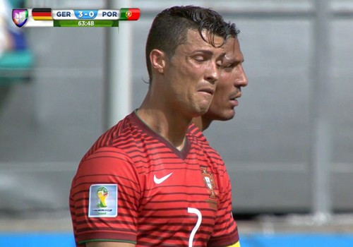 Sau khi ĐT Bồ Đào Nha thủng lưới tới 3 bàn trước ĐT Đức tại vòng bảng World Cup 2014, CR7 có vẻ mặt đau khổ. Ở trận này, Selecao thua chung cuộc 0-4.