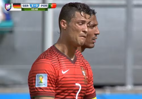 Sau khi ĐT Bồ Đào Nha thủng lưới tới 3 bàn trước ĐT Đức tại vòng bảng World Cup 2014, CR7 có vẻ mặt đau khổ. Ở trận này, Selecao thua chung cuộc 0-4.