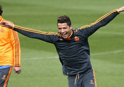 Tháng 4/2014, Ronaldo tỏ ra phấn khích trên sân tập trước trận gặp Dortmund.