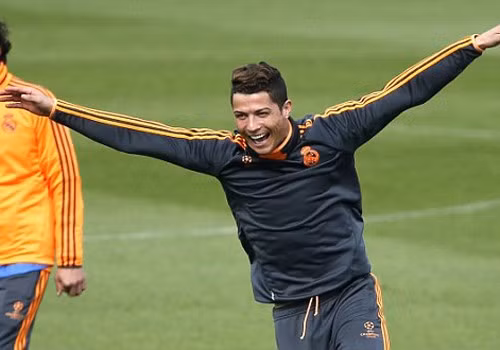 Tháng 4/2014, Ronaldo tỏ ra phấn khích trên sân tập trước trận gặp Dortmund.