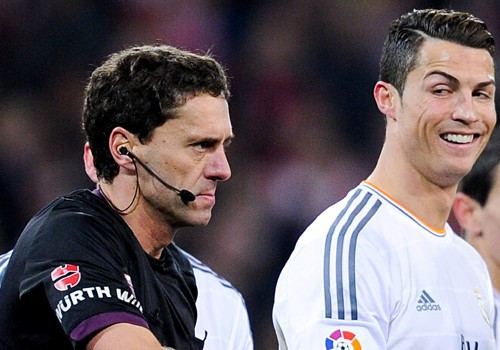 Trong trận gặp Athletic Bilbao trên sân San Mames vào tháng 2/2014, Ronaldo liếc nhìn trọng tài Ayza Gamez và cười sau khi nhận thẻ đỏ.