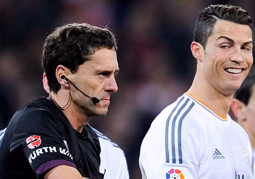 Trong trận gặp Athletic Bilbao trên sân San Mames vào tháng 2/2014, Ronaldo liếc nhìn trọng tài Ayza Gamez và cười sau khi nhận thẻ đỏ.