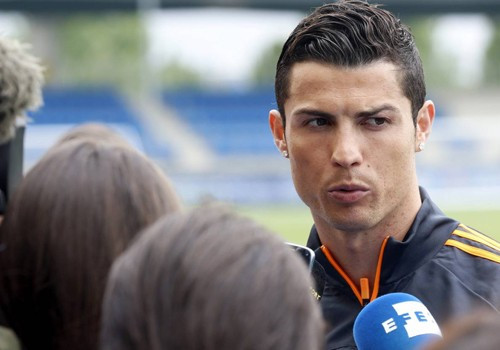 Tại trung tâm huấn luyện Valdebebas của Real, ngôi sao người Bồ Đào Nha thể hiện nét mặt biểu cảm trong lúc trả lời phỏng vấn.