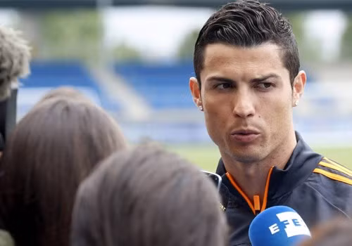 Tại trung tâm huấn luyện Valdebebas của Real, ngôi sao người Bồ Đào Nha thể hiện nét mặt biểu cảm trong lúc trả lời phỏng vấn.