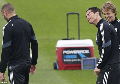 Ronaldo làm gương mặt cười trêu đùa đồng đội ở Real, Benzema trước trận gặp Liverpool tại Champions League.