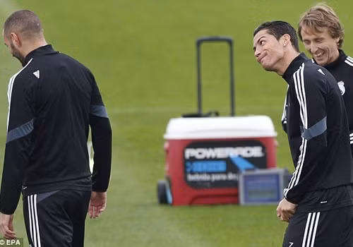 Ronaldo làm gương mặt cười trêu đùa đồng đội ở Real, Benzema trước trận gặp Liverpool tại Champions League.