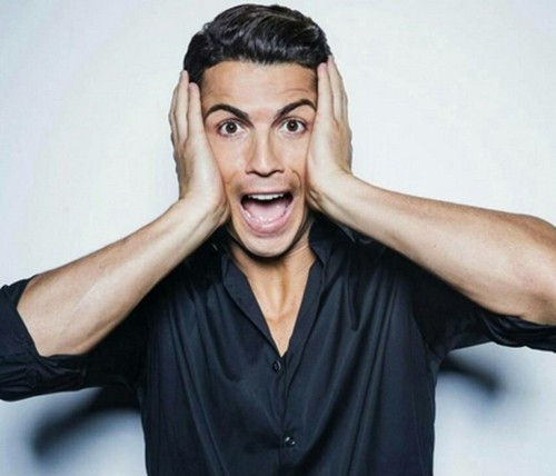 Hình ảnh Ronaldo trong quảng cáo áo sơ mi mang thương hiệu CR7.