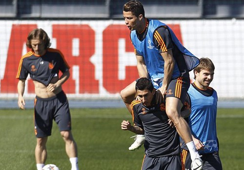 Trước trận gặp Schalke ở Champions League vào tháng 3/2014, Ronaldo có hành động hài hước trên sân tập khi nhảy lên người Di Maria, tiền vệ nhỏ con người Argentina trông khá tội nghiệp. Hè 2014, Di Maria đã chuyển sang thi đấu cho MU.