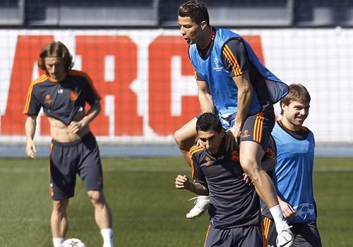 Trước trận gặp Schalke ở Champions League vào tháng 3/2014, Ronaldo có hành động hài hước trên sân tập khi nhảy lên người Di Maria, tiền vệ nhỏ con người Argentina trông khá tội nghiệp. Hè 2014, Di Maria đã chuyển sang thi đấu cho MU.