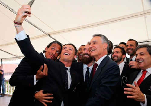 Ronaldo chụp ảnh tự sướng cùng Chủ tịch Liên đoàn bóng đá Bồ Đào Nha, Anibal Cavaco Silva và các thành viên của ĐT Seleccao vào tháng 6/2014.