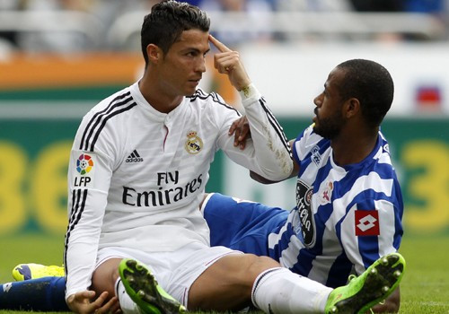 Ronaldo chỉ vào đầu sau khi ghi bàn vào lưới Deportivo vào tháng 9/2014. Đây là trận đấu Real giành chiến thắng 8-2, và CR7 có hat-trick thứ 27 trong sự nghiệp.