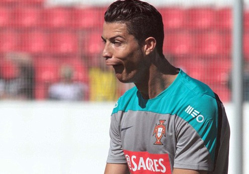 Hình ảnh hài hước của Ronaldo trong buổi tập trước trận ra quân ở World Cup 2014 gặp ĐT Đức.
