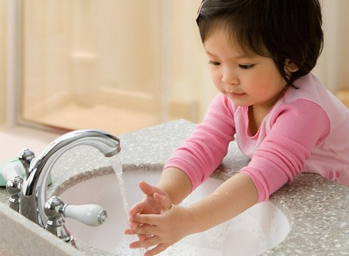 Đồng thời, cũng nên rửa tay cho bé thường xuyên, nhất là trước khi ăn và sau khi bé đi nhà trẻ (mẫu giáo) hoặc ra bên ngoài về.