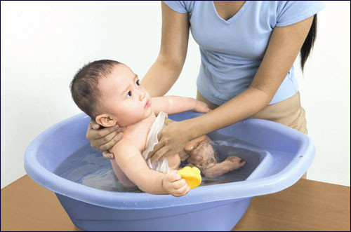Cách tốt nhất là bạn vẫn tắm cho bé bình thường và tắm bằng nước nóng trong phòng kín gió, không nên kéo dài thời gian tắm. Lau khô và sấy khô tóc cho bé liền sau khi tắm. Bạn cần dặn dò bé luôn giữ chân tay sạch sẽ, tránh bốc đồ ăn bằng tay để tránh mắc bệnh tiêu chảy mùa đông.