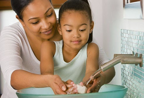 Cần thống nhất để người trông bé cũng rửa tay thường xuyên. Nếu bé đi nhà trẻ, cần chắc rằng, nhà trẻ của con duy trì thói quen vệ sinh.