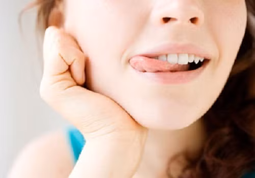 Liếm môi. Một trong những thói quen xấu của phụ nữ khi thời tiết lạnh là liếm môi vì nghĩ rằng như thế sẽ cung cấp nước giúp da môi mềm mại hơn. Các nhà khoa học trên trang Health khuyến cáo, trong nước bọt chứa amylase (tạo thành một chất dịch hơi dính). Khi liếm, môi sẽ được phủ một lớp dính đó, gặp gió, nước trong chất dịch sẽ bốc hơi chỉ còn lại chất amylase trên bề mặt môi. Chính chất này làm cho môi bị co lại và tình trạng khô nứt sẽ tệ hại hơn.