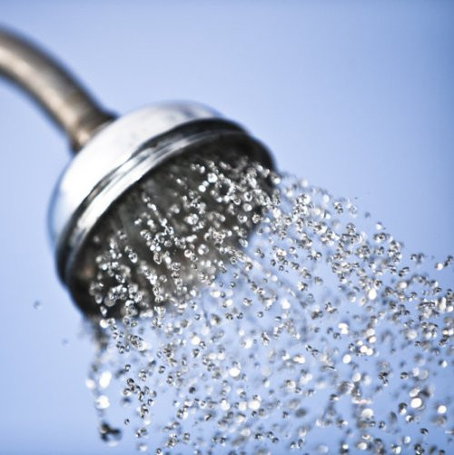 Tắm nước nóng lâu. Tắm lâu trong làn nước nóng vào mùa đông có thể khiến bạn cảm thấy tuyệt vời và tràn đầy sức sống. Tuy nhiên, hơi nước sẽ làm khô độ ẩm và lượng dầu sẵn có trên da của bạn. Hãy tắm nhanh và chỉ để nước ấm, đủ cho cơ thể bạn cảm thấy thoải mái. Cách làm đơn giản này có thể giúp bạn giữ cho làn da tươi sáng, khỏe mạnh trong mùa đông.