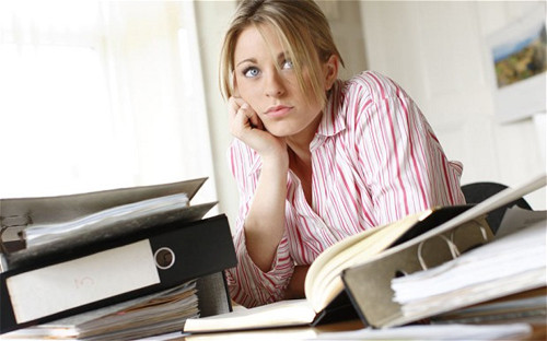 Uống ít nước. Cà phê và trà là thức uống phổ biến vào những ngày mùa Đông lạnh của nhiều người. Tuy nhiên, những loại đồ uống này thường không cung cấp đủ nước cho cơ thể, dễ gây hiện tượng mất nước. Nước đóng một vai trò quan trọng trong việc điều chỉnh tất cả các chức năng cơ thể và cần được bổ sung thường xuyên kể cả trong những ngày đông.