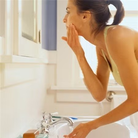 Rửa mặt bằng nước ấm. Ngày đông rửa mặt bằng nước ấm, bạn sẽ có cảm giác ấm áp thư giãn. Tuy nhiên, theo các bác sĩ, những tế bào da và mạch máu trên mặt nở ra sau khi gặp nước ấm, gặp khí lạnh sẽ co lại. Khiến cho da bạn trở nên nẻ, khô và dễ hình thành nếp nhăn.