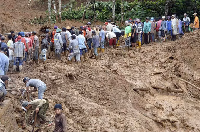 Người dân đang cố gắng đào đất để tìm kiếm các nạn nhân mất tích.