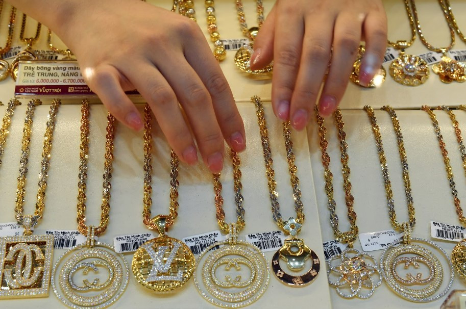 Gia vang hom nay 7/2: 'Nghe ngong', cho tin hieu tu kinh te My