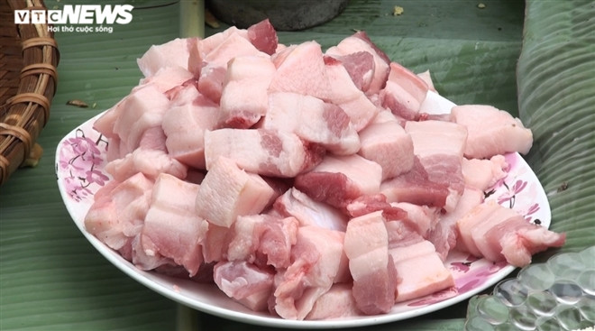 Trong mỗi nồi cá kho của làng Vũ Đại, không thể thiếu những miếng thịt mỡ béo ngậy, giúp đặc sản nổi tiếng thêm đủ vị.