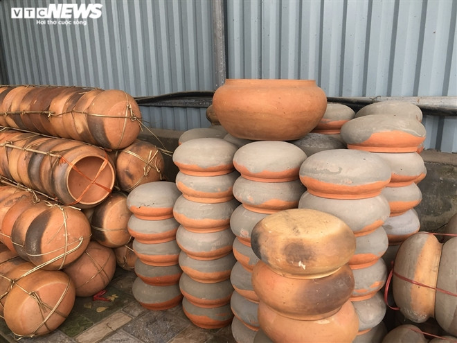 Niêu đất dùng để kho cá được nhập từ Nghệ An, khi mua về sẽ đổ nước đun sôi để khử bớt mùi đất và làm sạch.