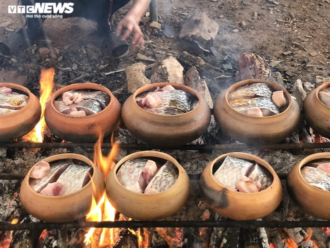 Củi để sử dụng đun nấu cá cũng được lựa chọn kỹ lưỡng, phải là củi nhãn vì nhiệt lớn, than nhiều, lành tính lành mùi, giúp nồi cá sôi đều đặn hàng chục tiếng trên lửa. Củi được thu mua từ khắp nơi trước Tết Nguyên đán khoảng 6 tháng.
