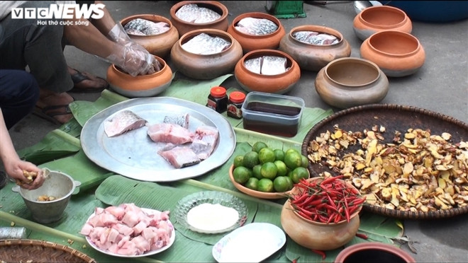 Để kho được một nồi cá mang hương vị đặc trưng làng Vũ Đại, gia đình anh Phong chuẩn bị khoảng 16 loại gia vị tẩm ướp gồm gừng, giềng, chanh, ớt… Cá sau khi cắt khúc sẽ được cân đo cho vừa nồi đất, sau đó lót giềng để chống cháy và tạo hương vị.