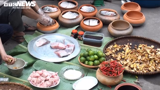 Để kho được một nồi cá mang hương vị đặc trưng làng Vũ Đại, gia đình anh Phong chuẩn bị khoảng 16 loại gia vị tẩm ướp gồm gừng, giềng, chanh, ớt… Cá sau khi cắt khúc sẽ được cân đo cho vừa nồi đất, sau đó lót giềng để chống cháy và tạo hương vị.