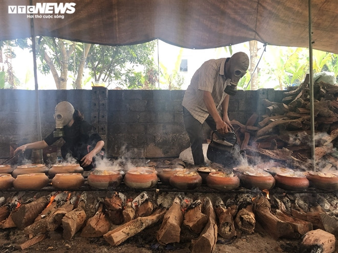Trong quá trình nấu cá kho do chỉ đun lửa nhỏ nên thường sinh ra nhiều khói. Chính vì vậy, gia đình anh Phong đã nghĩ ra cách đeo mặt nạ phòng độc trong lúc kho cá để tránh bị khói làm ảnh hưởng đến việc thêm nếm gia vị cho cá và tránh đôi mắt bị ảnh hưởng bởi khói bếp.